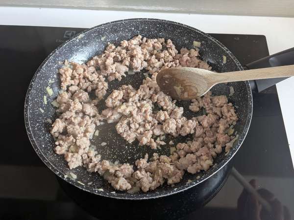 Pimientos rellenos y gratinados en freidora de aire con salchicha fresca y queso - Preparación paso 3