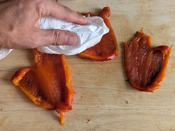Pimientos rellenos y gratinados en freidora de aire con salchicha fresca y queso - Preparación paso 6