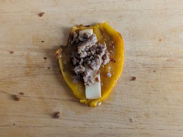 Pimientos rellenos y gratinados en freidora de aire con salchicha fresca y queso - Preparación paso 7