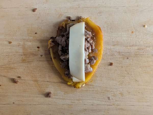 Pimientos rellenos y gratinados en freidora de aire con salchicha fresca y queso - Preparación paso 8