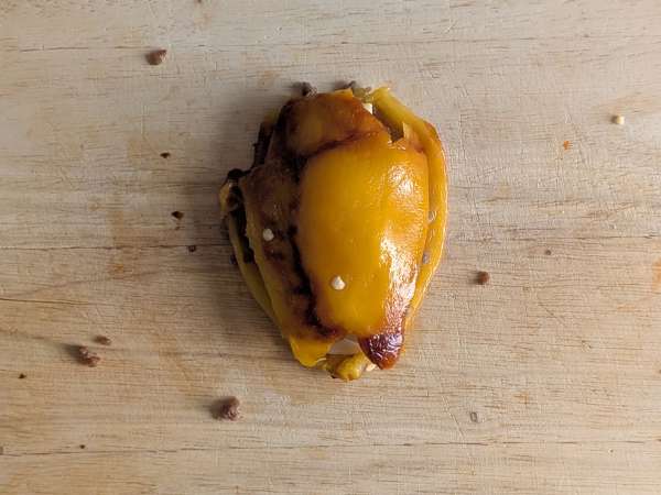 Pimientos rellenos y gratinados en freidora de aire con salchicha fresca y queso - Preparación paso 9