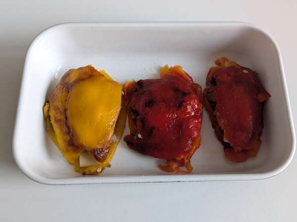 Pimientos rellenos y gratinados en freidora de aire con salchicha fresca y queso - Preparación paso 10