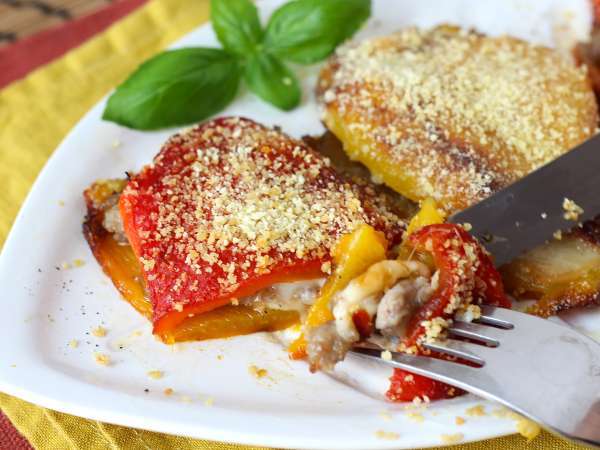 Pimientos rellenos y gratinados en freidora de aire con salchicha fresca y queso - Preparación paso 12