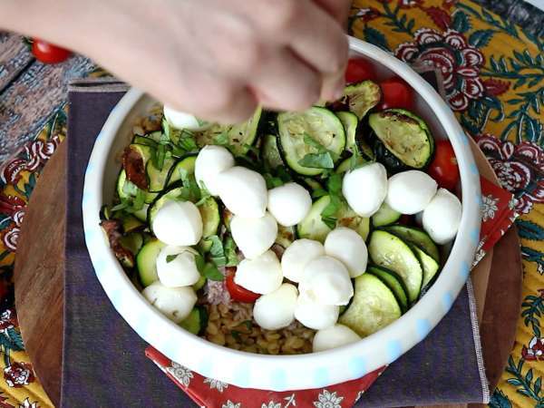 Ensalada de trigo con atún y mozzarella: fresca, mediterránea y perfecta para el verano - Preparación paso 7