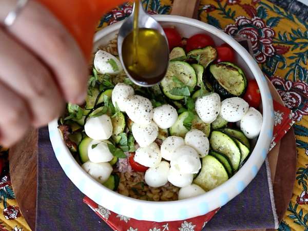 Ensalada de trigo con atún y mozzarella: fresca, mediterránea y perfecta para el verano - Preparación paso 8