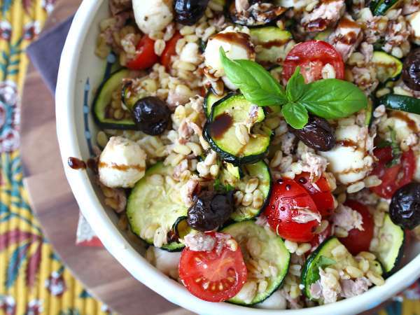 Ensalada de trigo con atún y mozzarella: fresca, mediterránea y perfecta para el verano - Preparación paso 9