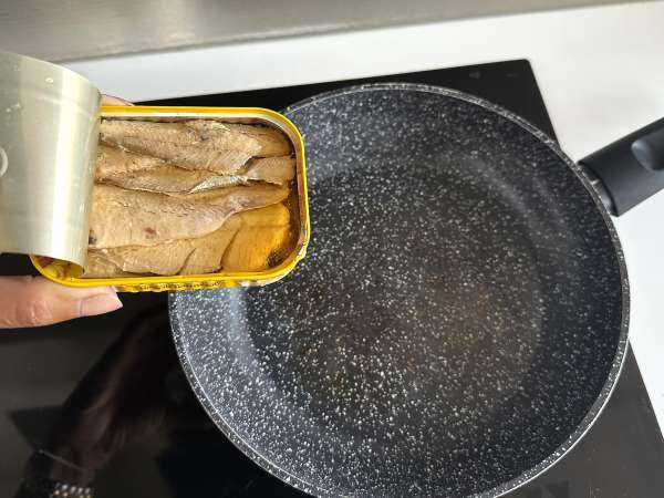 Espaguetis con sardinas: una receta fácil, rápida y económica - Preparación paso 2