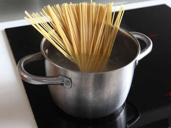 Pasta fría con gazpacho, una receta de verano fresca y sabrosa - Preparación paso 1