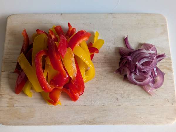 Pasta con pimientos y menta: cremosa y aromática - Preparación paso 1