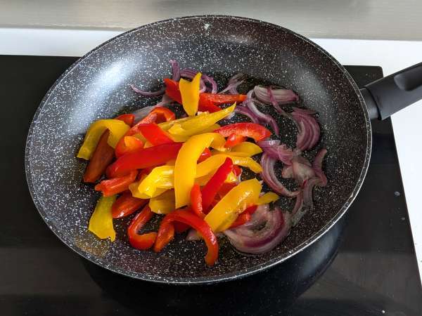Pasta con pimientos y menta: cremosa y aromática - Preparación paso 2