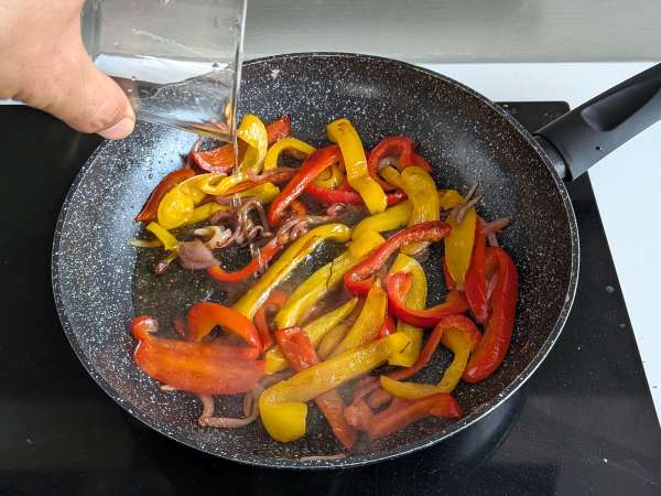 Pasta con pimientos y menta: cremosa y aromática - Preparación paso 3