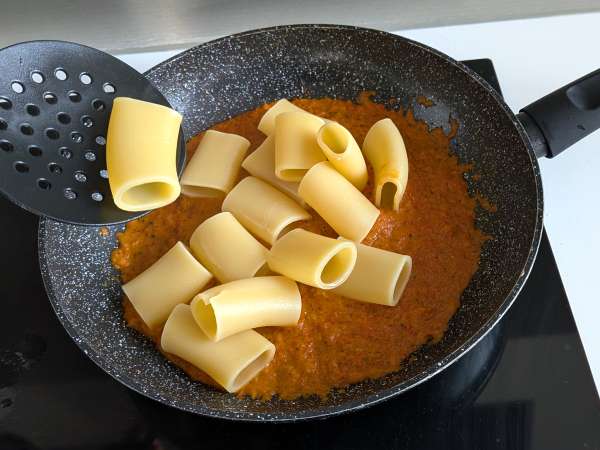 Pasta con pimientos y menta: cremosa y aromática - Preparación paso 7