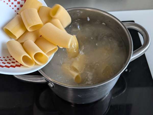 Pasta con pimientos y menta: cremosa y aromática - Preparación paso 6