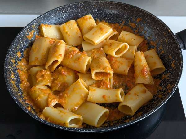 Pasta con pimientos y menta: cremosa y aromática - Preparación paso 8