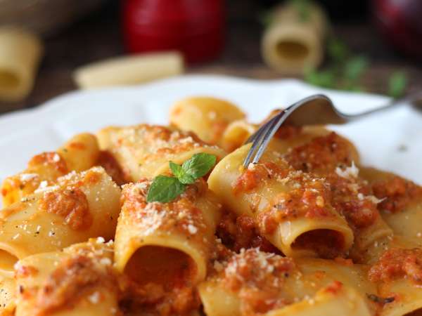 Pasta con pimientos y menta: cremosa y aromática - Preparación paso 9