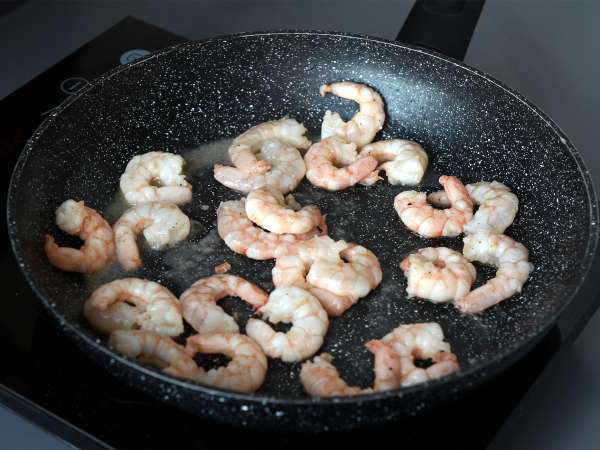 Pasta orzo con tomate y gambas, cocinada al estilo de un risotto - Preparación paso 1