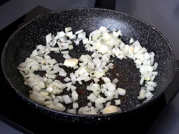 Pasta orzo con tomate y gambas, cocinada al estilo de un risotto - Preparación paso 2