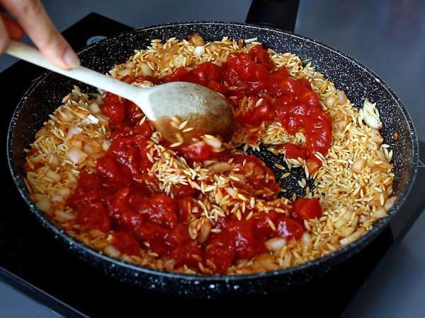 Pasta orzo con tomate y gambas, cocinada al estilo de un risotto - Preparación paso 4