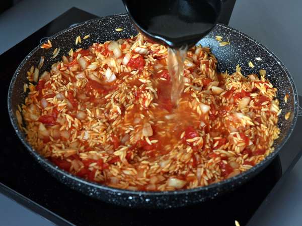 Pasta orzo con tomate y gambas, cocinada al estilo de un risotto - Preparación paso 5