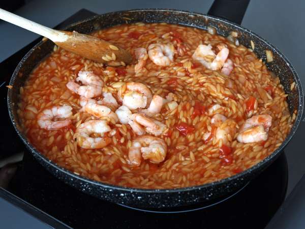 Pasta orzo con tomate y gambas, cocinada al estilo de un risotto - Preparación paso 6