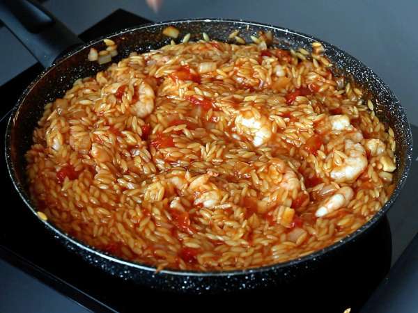 Pasta orzo con tomate y gambas, cocinada al estilo de un risotto - Preparación paso 7