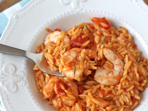 Pasta orzo con tomate y gambas, cocinada al estilo de un risotto - Preparación paso 8