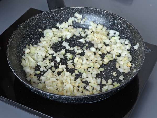 Arroz con pollo, tomate y pimiento: una receta fácil y completa en una sola sartén - Preparación paso 2