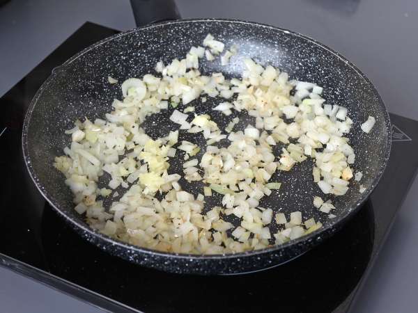 Arroz con pollo, tomate y pimiento: una receta fácil y completa en una sola sartén - Preparación paso 3