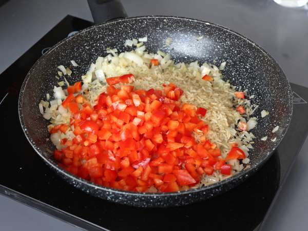 Arroz con pollo, tomate y pimiento: una receta fácil y completa en una sola sartén - Preparación paso 4