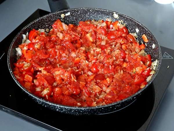 Arroz con pollo, tomate y pimiento: una receta fácil y completa en una sola sartén - Preparación paso 5