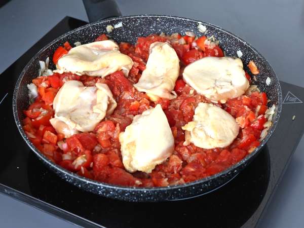 Arroz con pollo, tomate y pimiento: una receta fácil y completa en una sola sartén - Preparación paso 6