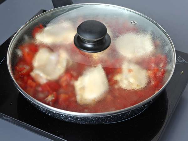 Arroz con pollo, tomate y pimiento: una receta fácil y completa en una sola sartén - Preparación paso 7
