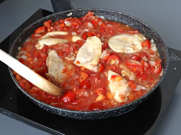 Arroz con pollo, tomate y pimiento: una receta fácil y completa en una sola sartén - Preparación paso 8