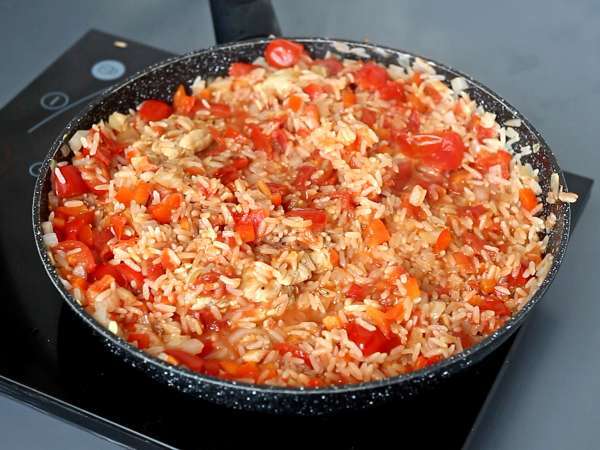 Arroz con pollo, tomate y pimiento: una receta fácil y completa en una sola sartén - Preparación paso 9