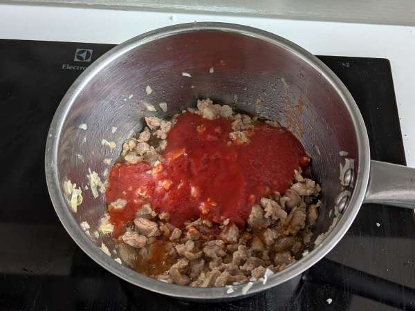 Timbal de rigatoni al horno con salchicha, bechamel y mozzarella - Preparación paso 2