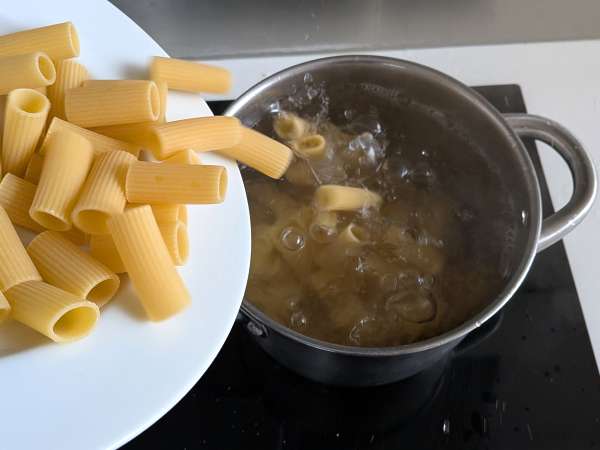 Timbal de rigatoni al horno con salchicha, bechamel y mozzarella - Preparación paso 6
