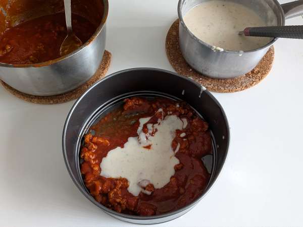 Timbal de rigatoni al horno con salchicha, bechamel y mozzarella - Preparación paso 7