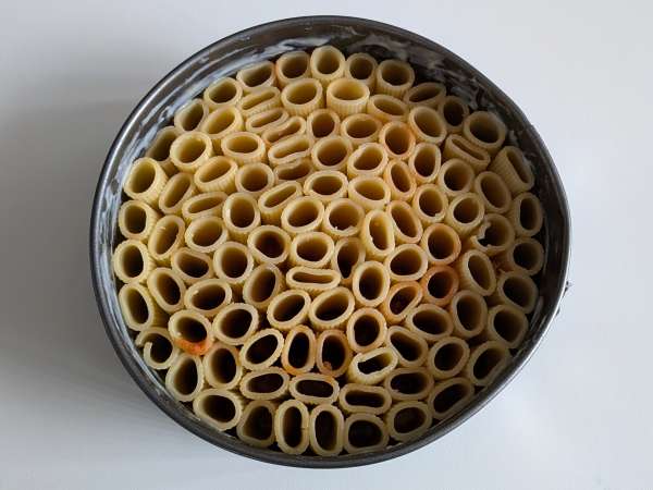 Timbal de rigatoni al horno con salchicha, bechamel y mozzarella - Preparación paso 9