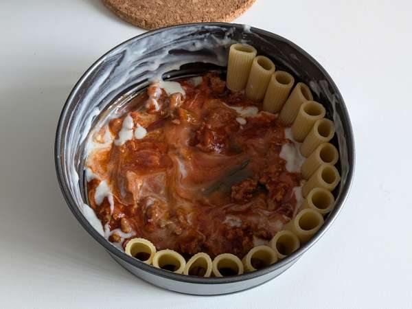 Timbal de rigatoni al horno con salchicha, bechamel y mozzarella - Preparación paso 8