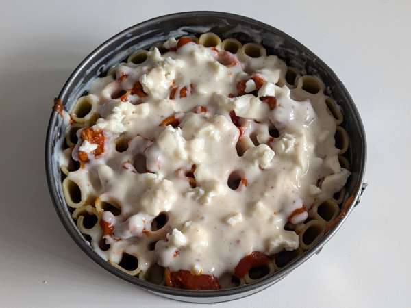 Timbal de rigatoni al horno con salchicha, bechamel y mozzarella - Preparación paso 10