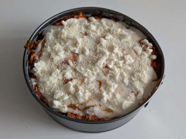 Timbal de rigatoni al horno con salchicha, bechamel y mozzarella - Preparación paso 12
