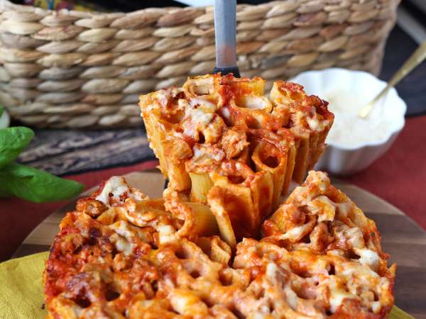 Timbal de rigatoni al horno con salchicha, bechamel y mozzarella - Preparación paso 15