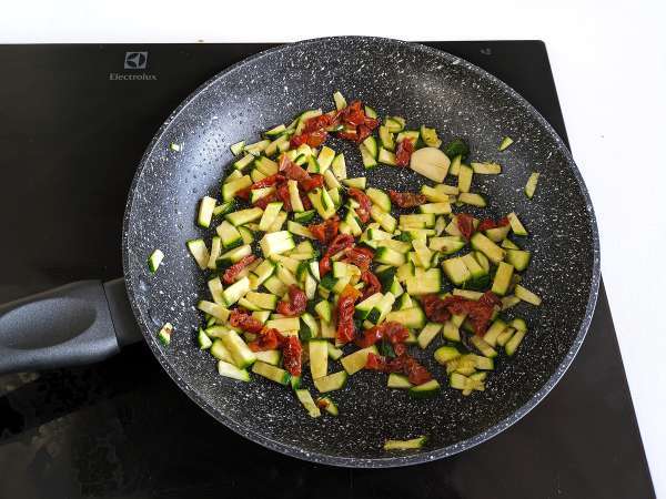 Pasta con calabacín y tomates secos: una receta rápida y llena de sabor - Preparación paso 1
