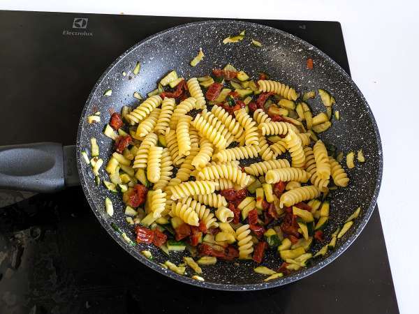 Pasta con calabacín y tomates secos: una receta rápida y llena de sabor - Preparación paso 2