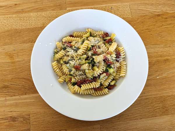 Pasta con calabacín y tomates secos: una receta rápida y llena de sabor - Preparación paso 3