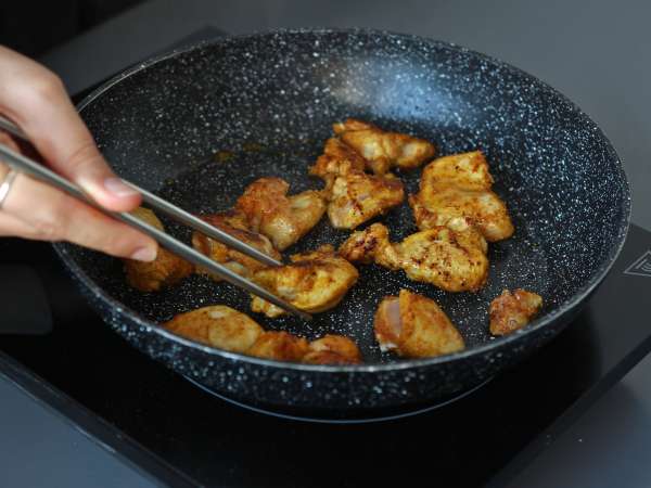 Udon con pollo, curry rojo tailandés y leche de coco - Preparación paso 2