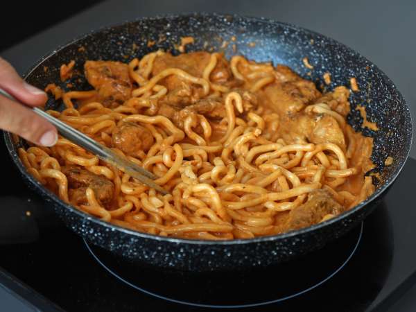 Udon con pollo, curry rojo tailandés y leche de coco - Preparación paso 5