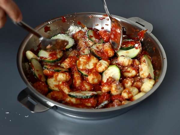 Ñoquis gratinados con calabacín, tomate y mozzarella: listos en 25 minutos - Preparación paso 3