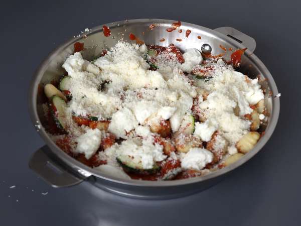 Ñoquis gratinados con calabacín, tomate y mozzarella: listos en 25 minutos - Preparación paso 4