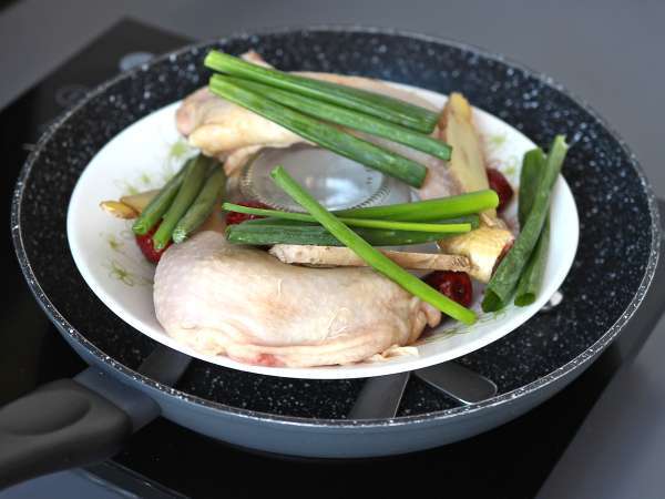 Pollo chino al vapor con jengibre y cebolleta, tierno y jugoso - Preparación paso 2